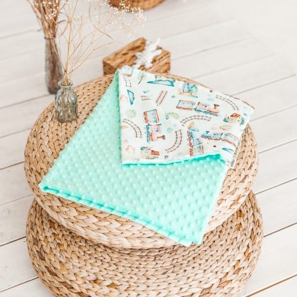 pledai vaikams_pledai kūdikiams_metinis pledukas kudikiui su satinu traukinukas Mėtinis pledukas kūdikiui Traukinukai