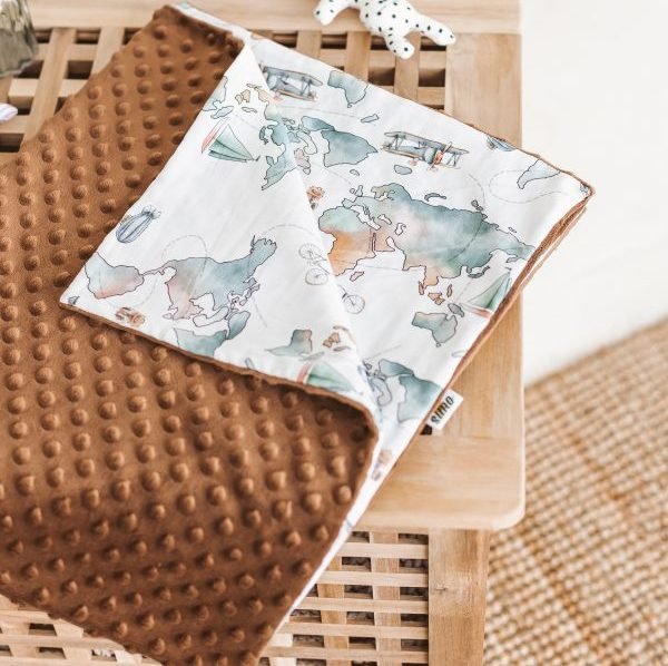 32-pledukai_pledukai vaikams_pledai vaikams_pledai kūdikiams_rudas pledas kūdikiui pasaulio zemelapis pledukas neutralus 1 Neutralių spalvų rudas pledas vaikams "Pasaulio žemėlapiai"