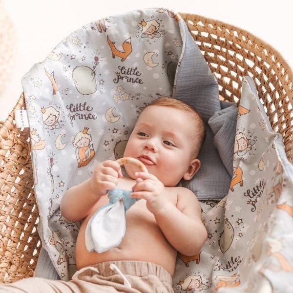 pilkas pledas kūdikiui mazasis princas neutraliu spalvu pledukas muslino ir satino užklotukas pledukas kūdikiui "Mažasis princas"