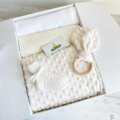 Dovanų dėžutė naujagimiui su baltos spalvos pleduku