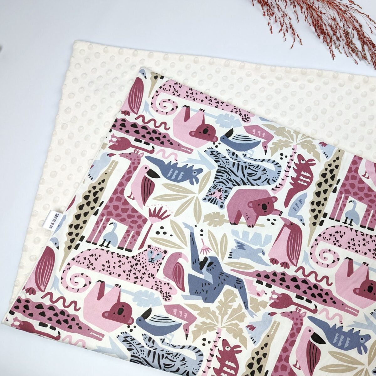 pledukas su baltu minky