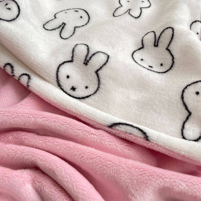 lygaus minky pledas Zuikiai lygaus minky pledas Zuikiai