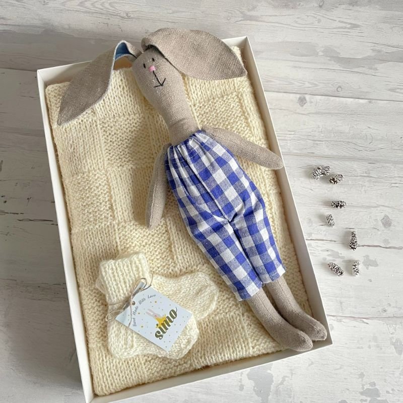 dovanų dėžutė su vilnos pleduku ir lino zuikiu