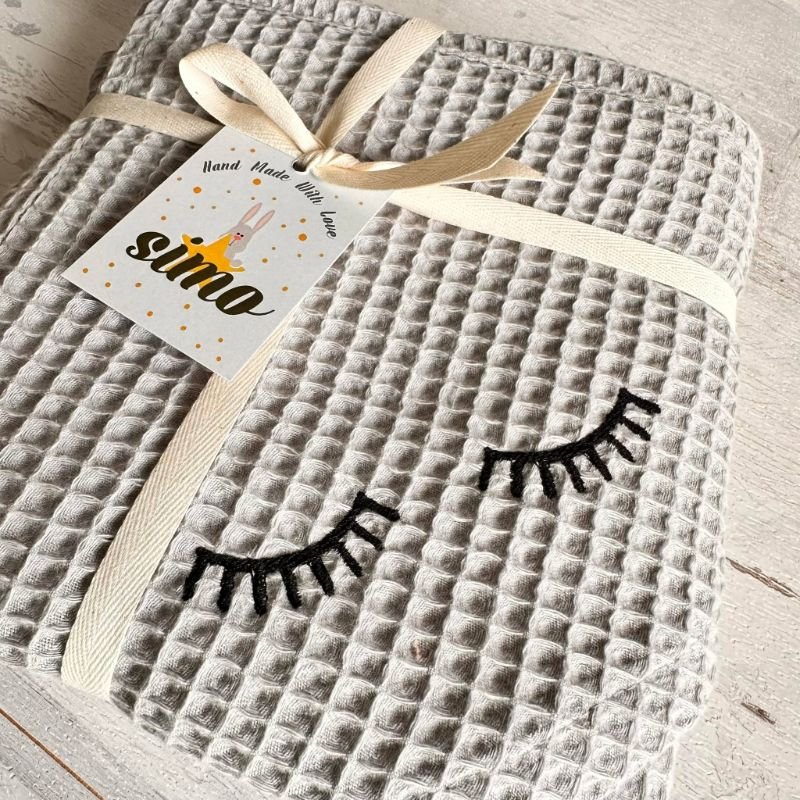 pilkas rankšluostukas su gobtuvu siuvinėtas pilkas rankšluostis su gobtuvu