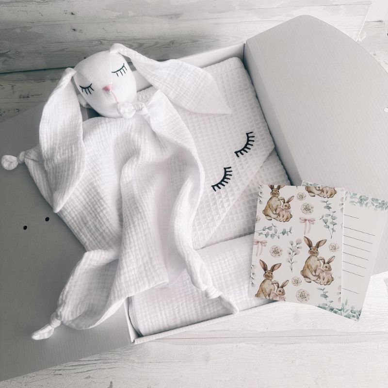 balta dovanų dėžutė