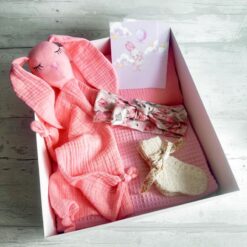 rožinė dovanų dėžutė