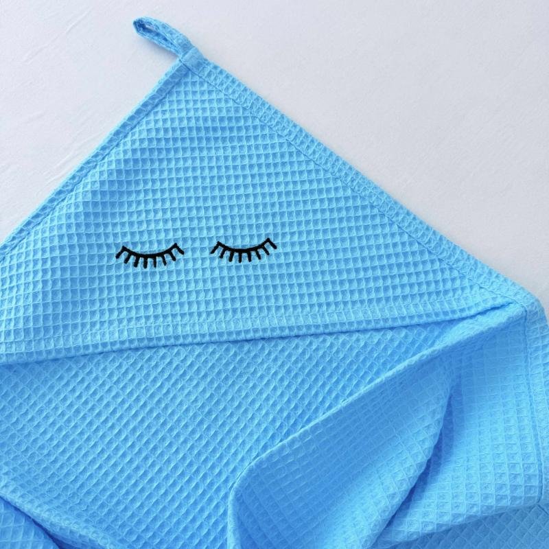 ryškios zydros spalvos rankšluostis su gobtuvu ryskios žydros spalvos rankšluostis su gobtuvu