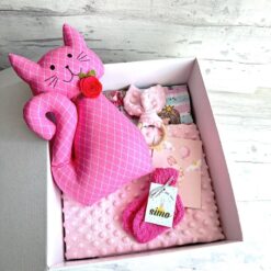 dovanų dėžutė su rožiniu katinu