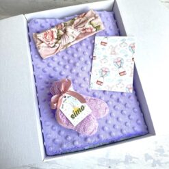 dovanų dėžutė su violetiniu pleduku