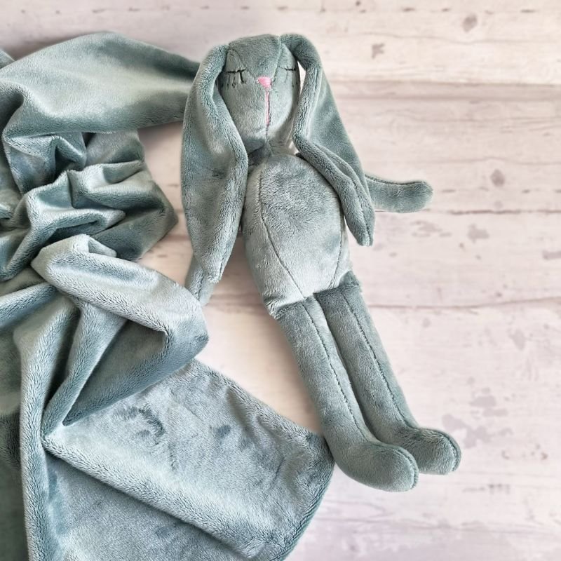 Rankų darbo zuikis samanu spalvos Rankų darbo zuikis samanų spalvos