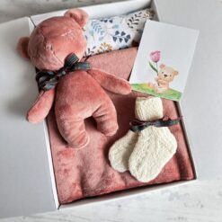 dovanų dėžutė su mažu meškiuku ir pleduku marsala spalva
