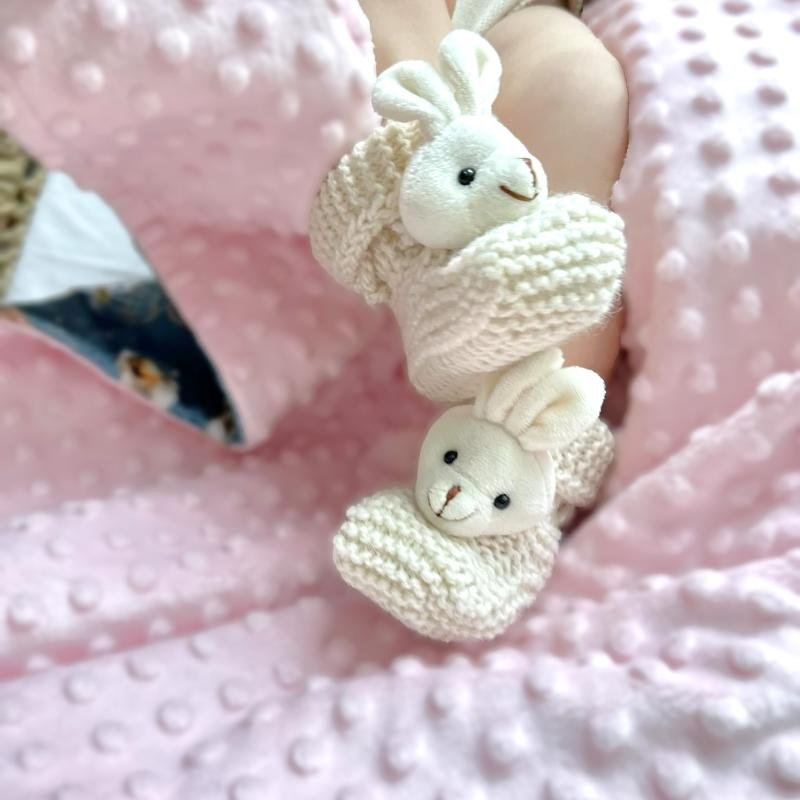 balti tapukai su zuikiais