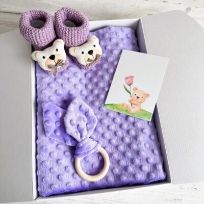 dovanų dėžutė su violetiniu pleduku