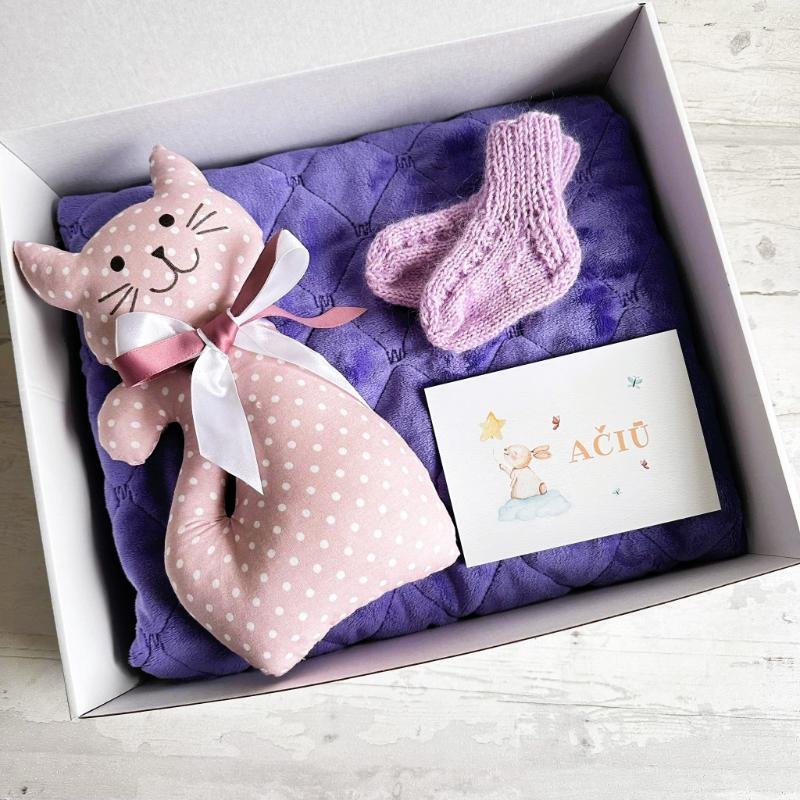 dovanų dovana su šiltu violetiniu pleduku