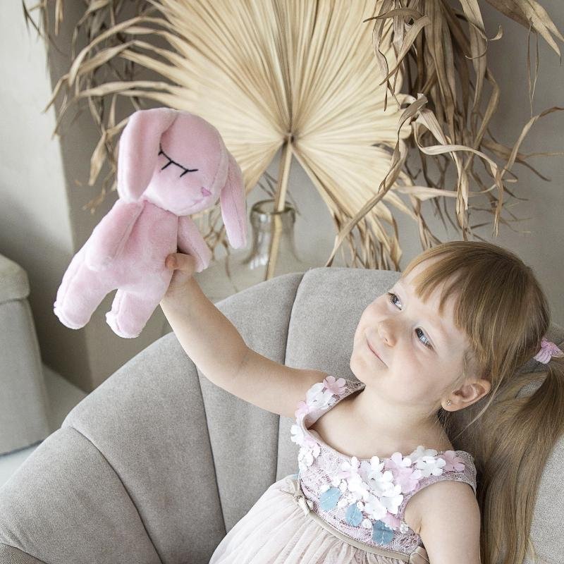 ranku darbo zuikis rozine spalvos