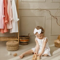 muslino suknele ant petneseliu balta