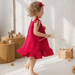 muslino suknele ant petneseliu fuksija