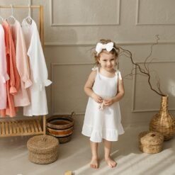 muslino suknele ant petneseliu balta