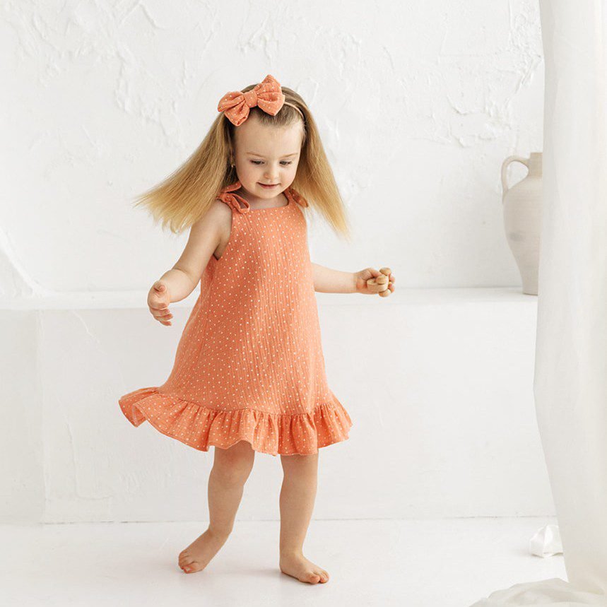 muslino suknele ant petneseliu persikine su taskeliais