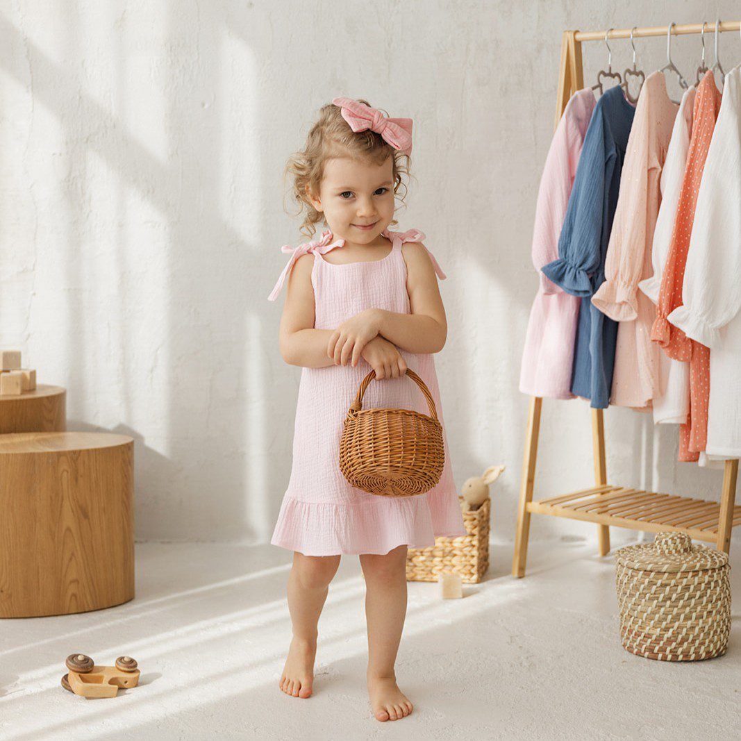 muslino suknelė ant petnešeliu rozine