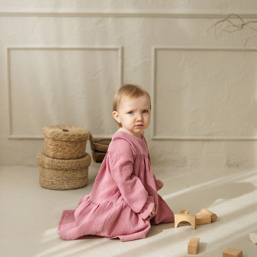 muslino suknele ilgom rankovėm pelenu rozes spalvos