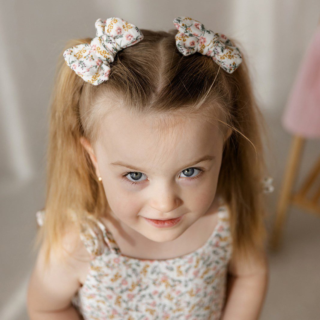 muslino suknele ant petneseliu su gelytem