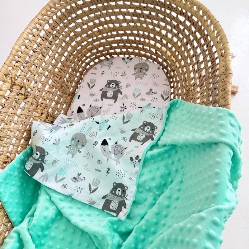 paklodele ir pledukas su zveriukais