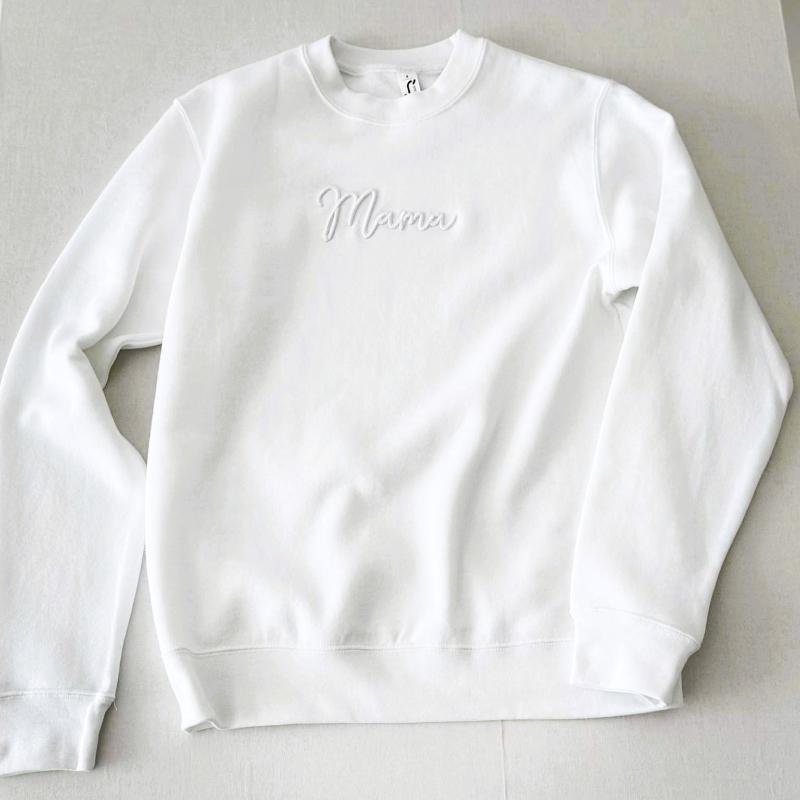 baltas bliuzonas su siuvinėtu užrašu mama baltas bliuzonas su siuvinėtu užrašu mama