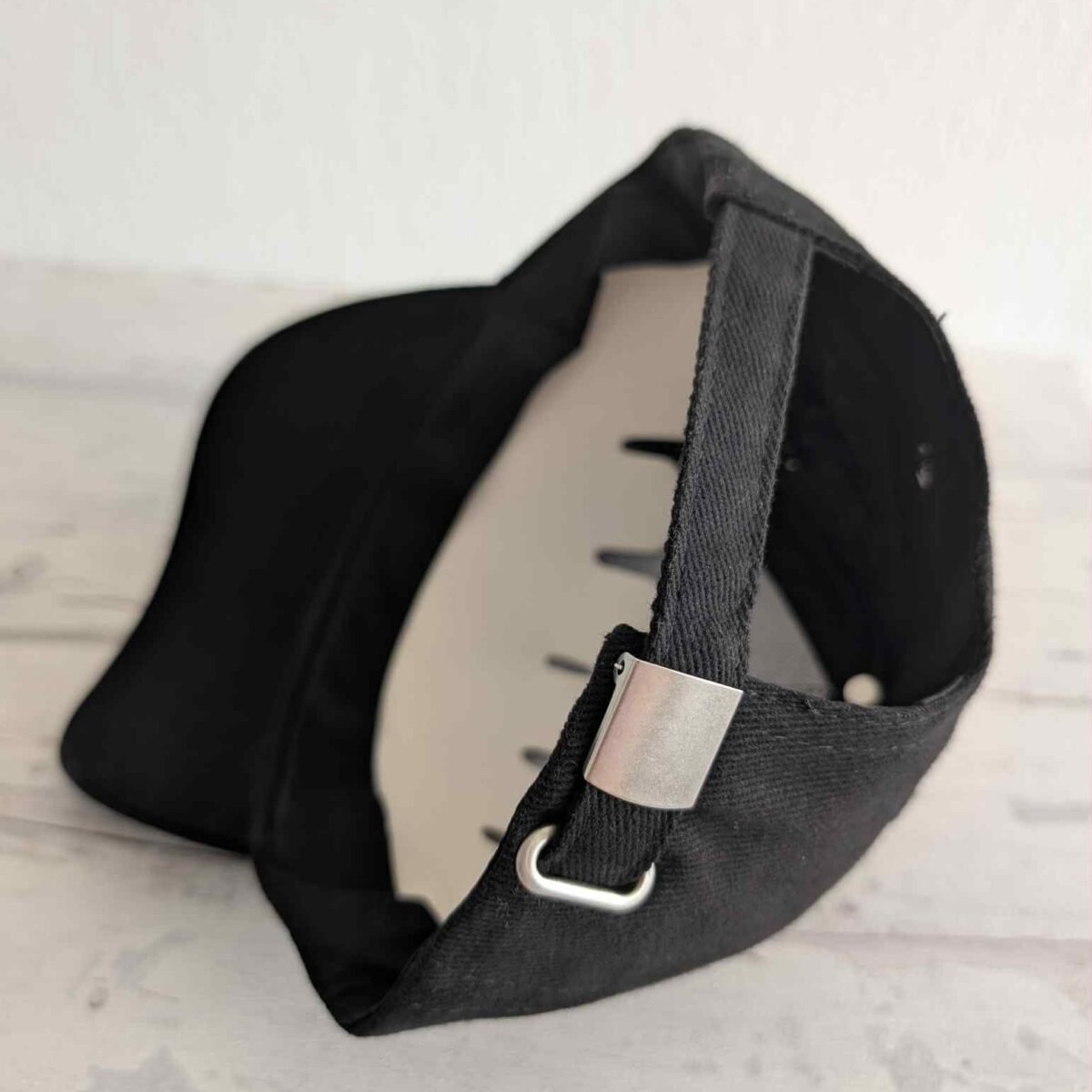 juoda kepurėlė su snapeliu juoda kepurėlė su snapeliu Jonas