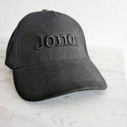 juoda kepurėlė su snapeliu Jonas