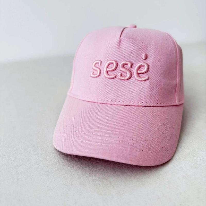 rožinė kepurė su snapeliu sesė