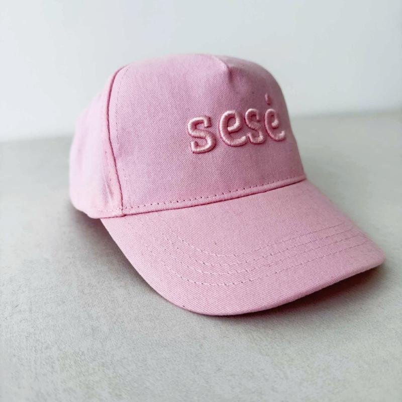 rožinė kepurė su snapeliu sesė