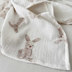 muslino užklotukas su zuikiais