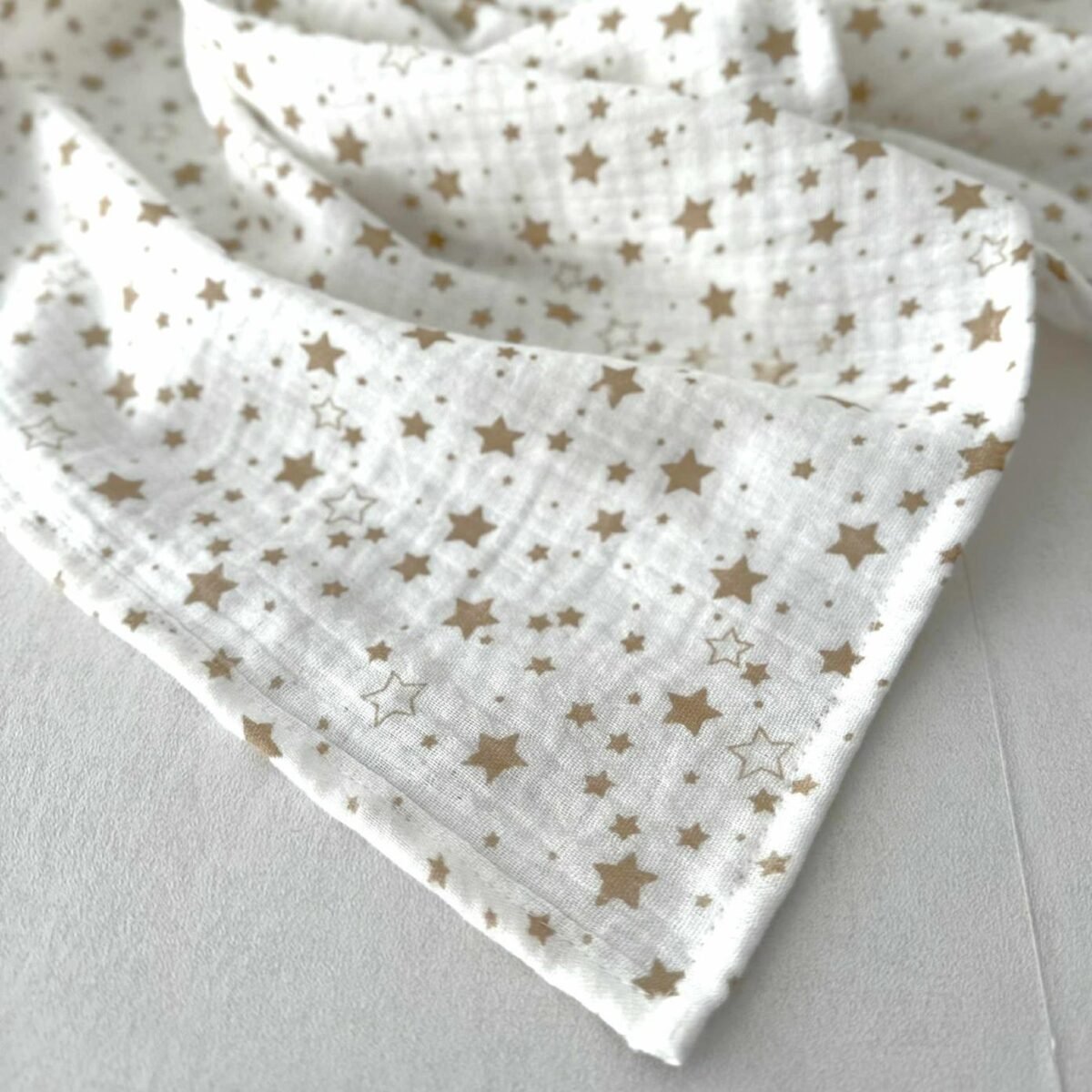 muslino užklotukas su zvaigzdutem muslino užklotukas su zvaigždutėm