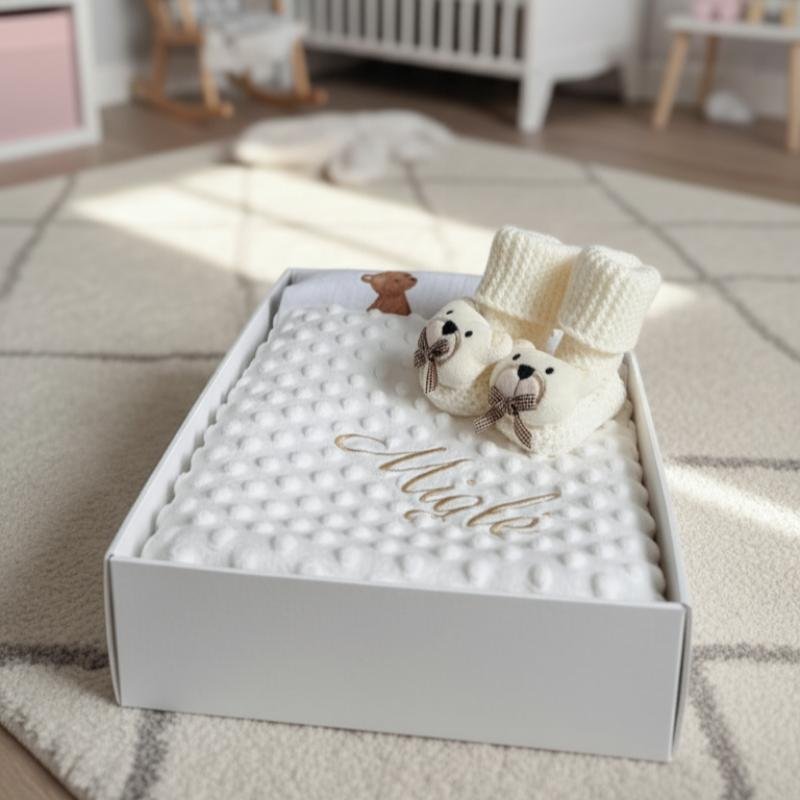 balta dovanų dėžutė su tapukais balta dovanų dėžutė su tapukais