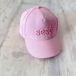 kepuele su siuvinėtu užrašu sesė