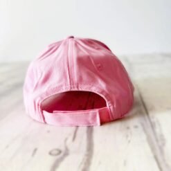 kepuele su siuvinėtu užrašu sesė