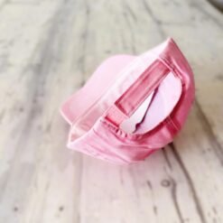 kepuele su siuvinėtu užrašu sesė