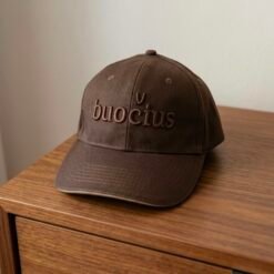 ruda kepurele su 3D siuvinejimu